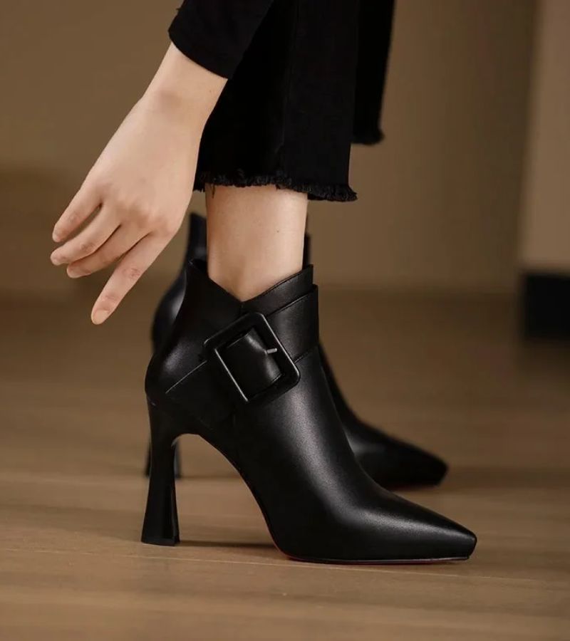 Claudine | Eleganckie botki na obcasie z efektowną klamrą